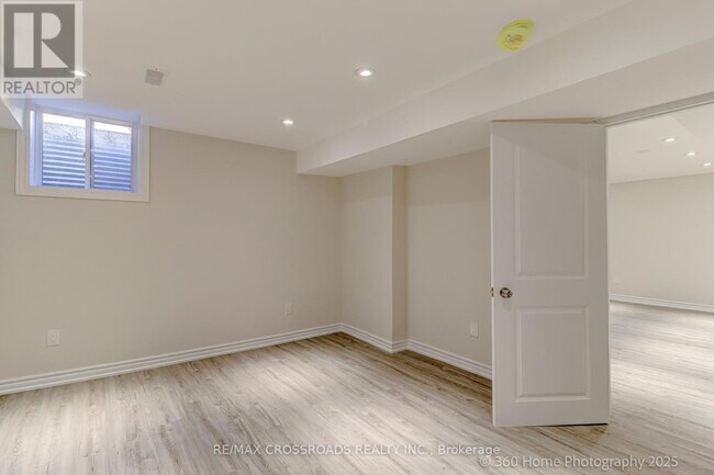 Photo du bâtiment - 305 Old Harwood Ave