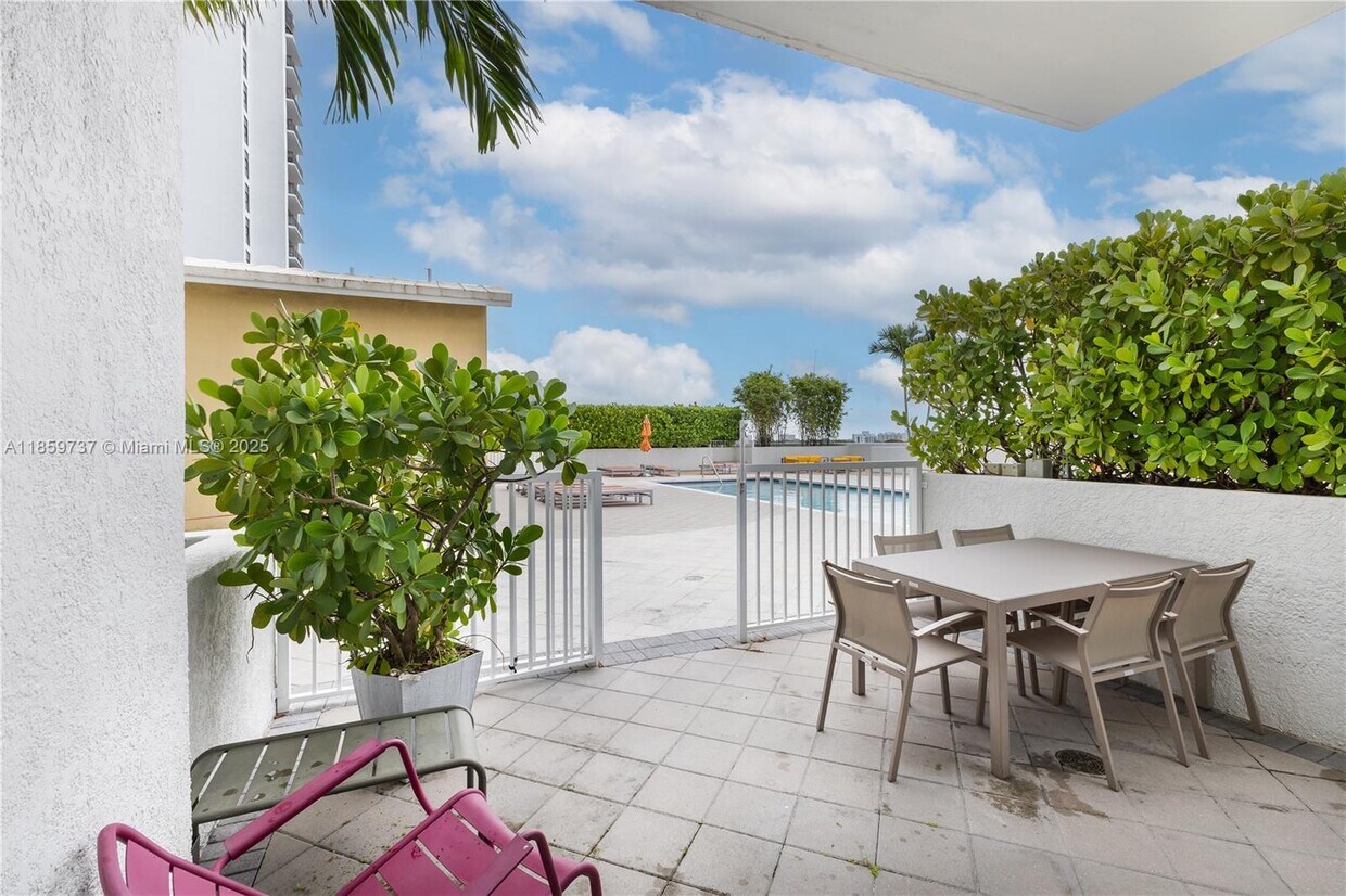 Foto principal - 3180 SW 22nd St