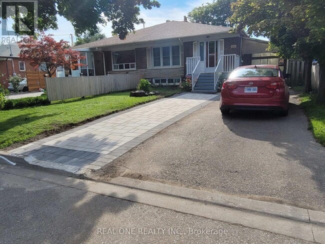 Building Photo - 221 Elka Dr