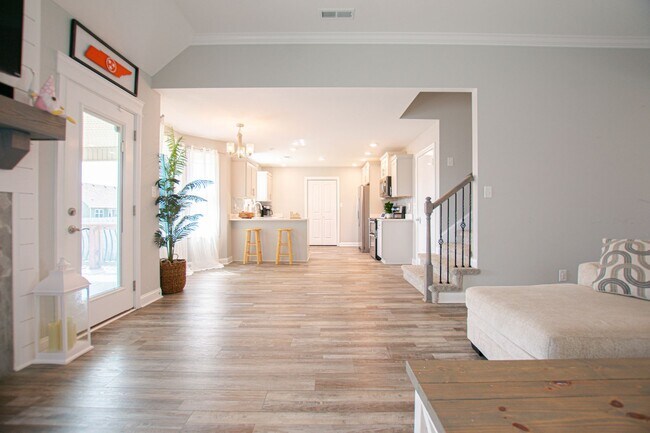Foto del edificio - Pet Friendly Three Bedroom with Bonus!