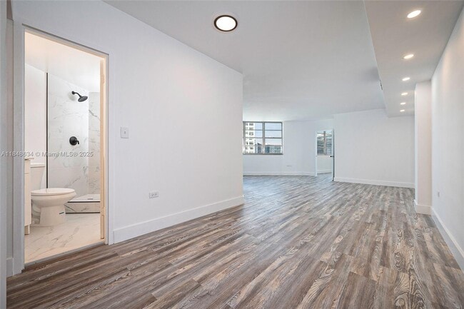Building Photo - 801 Brickell Bay Dr