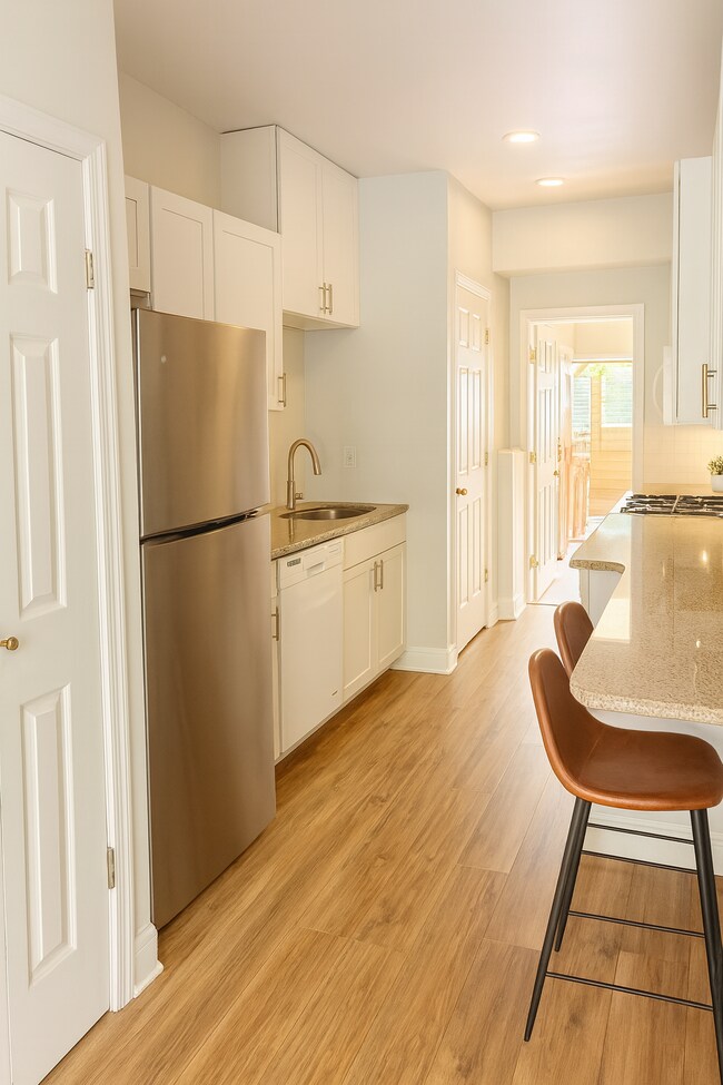 Cocina con barra para comer - 1613 F St NE