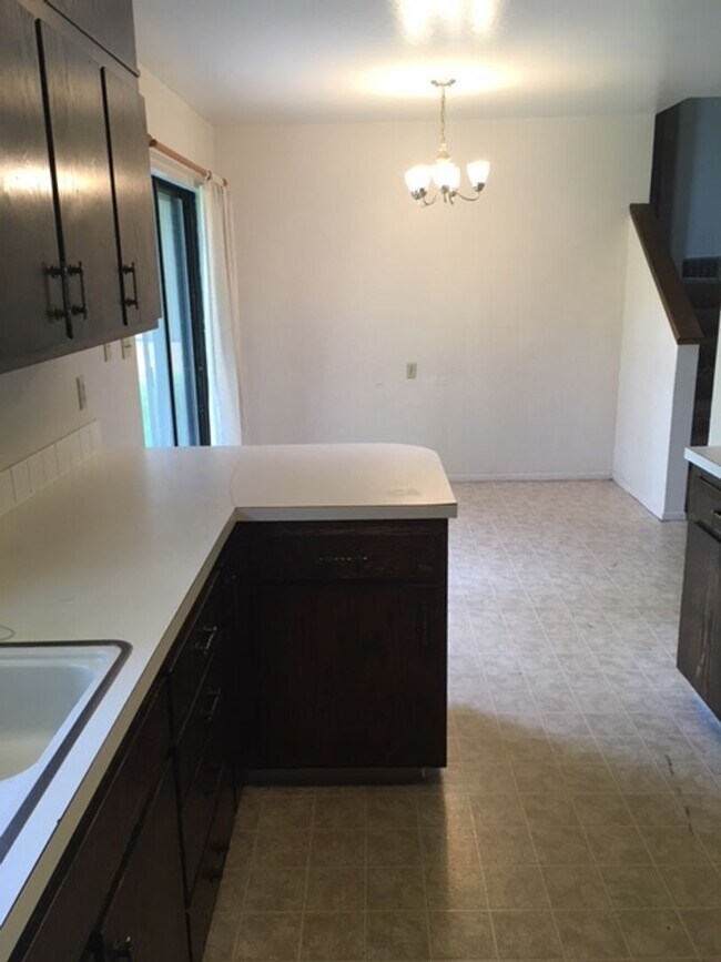 Building Photo - 1305 Ponderosa Dr