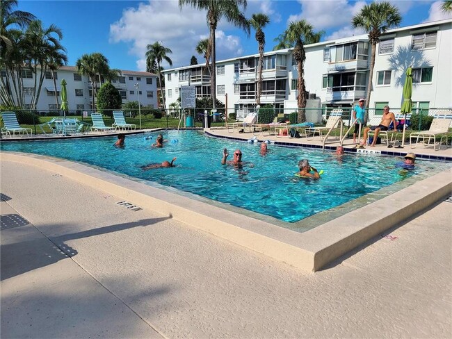 Building Photo - 2063 Sunset Dr