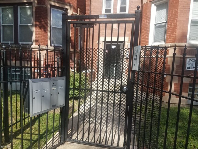 Foto del edificio - 8031 S Vernon Ave