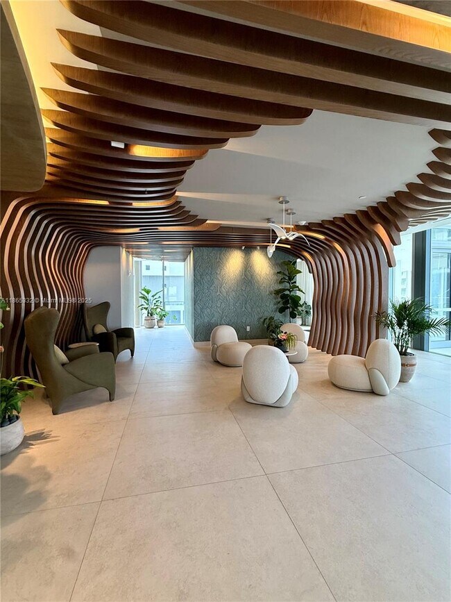 Foto del edificio - 700 NE 24th St