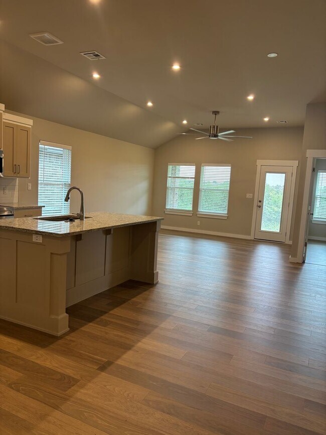 Building Photo - Brand New Duplex!