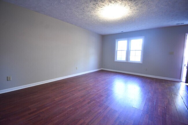 Building Photo - 2 Bedroom 1.5 Bathroom Townhome- Small Dog...