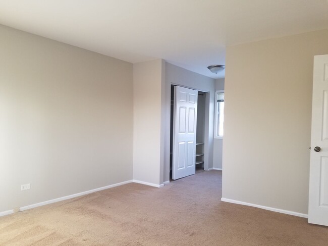 Building Photo - Carol Stream Townhome with Three Bedrooms ...