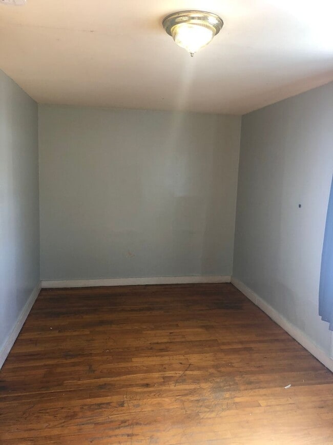 Building Photo - 1 Bed/1 Bath Upstairs Apartment located walking distance to Downtown Gallatin.
