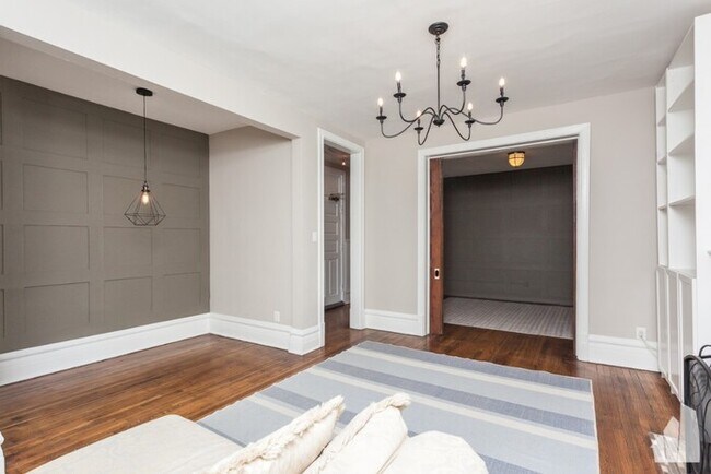Building Photo - Rarely available 2bed/2ba walk up condo fo...