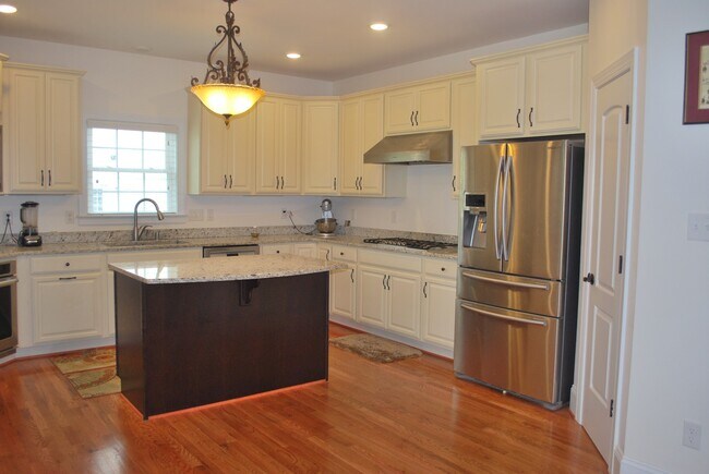 Foto del edificio - -- STUNNING EXECUTIVE 5 BED 5 BATH HOME IN...