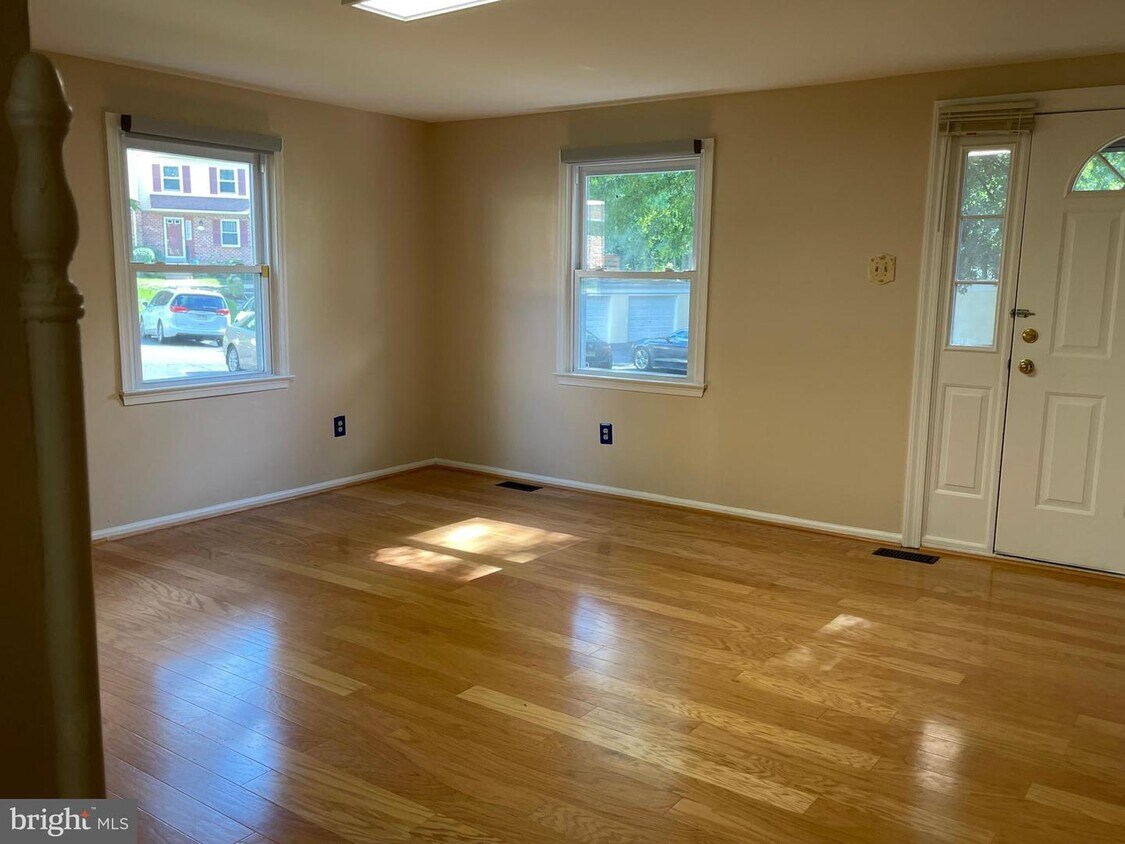 Foto principal - 211 Black Hawk Ct