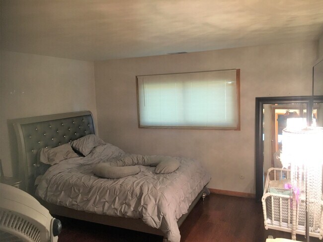 Main Bedroom - 6443 N Northwest Hwy