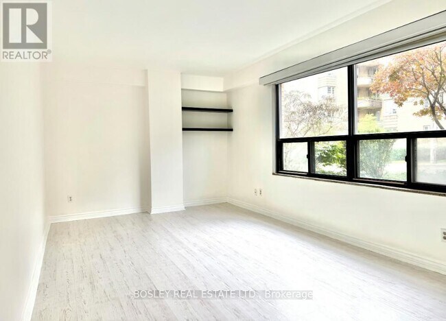 Photo du bâtiment - 740-740 Eglinton Ave W