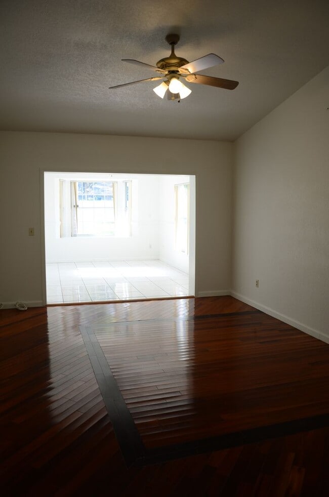 Building Photo - Spacious 4-Bed, 3-Bath Belle Isle Home wit...