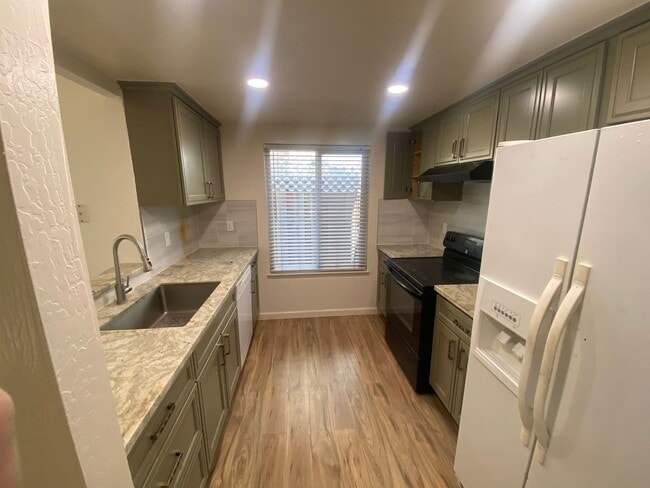 Building Photo - $3,195 - BEAUTIFULLY TWO BEDROOM TOWN HOME...