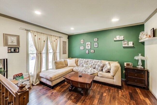 Foto del edificio - COMINGS SOON - Beautifully Updated Winchester-Built Townhome Backing to Serene Parkland.