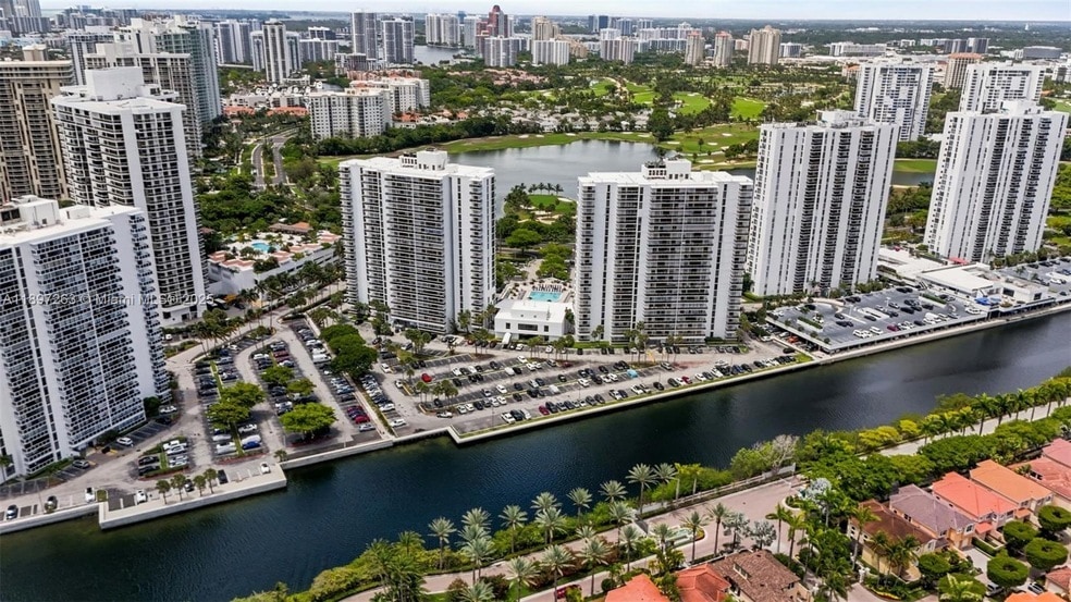Foto principal - 3701 N Country Club Dr
