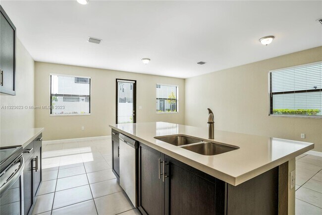 Building Photo - 3444 W 110th St