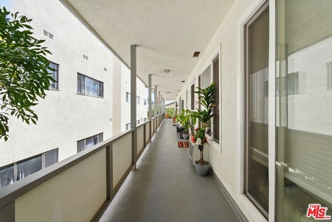 Foto del edificio - 1929 Tamarind Ave