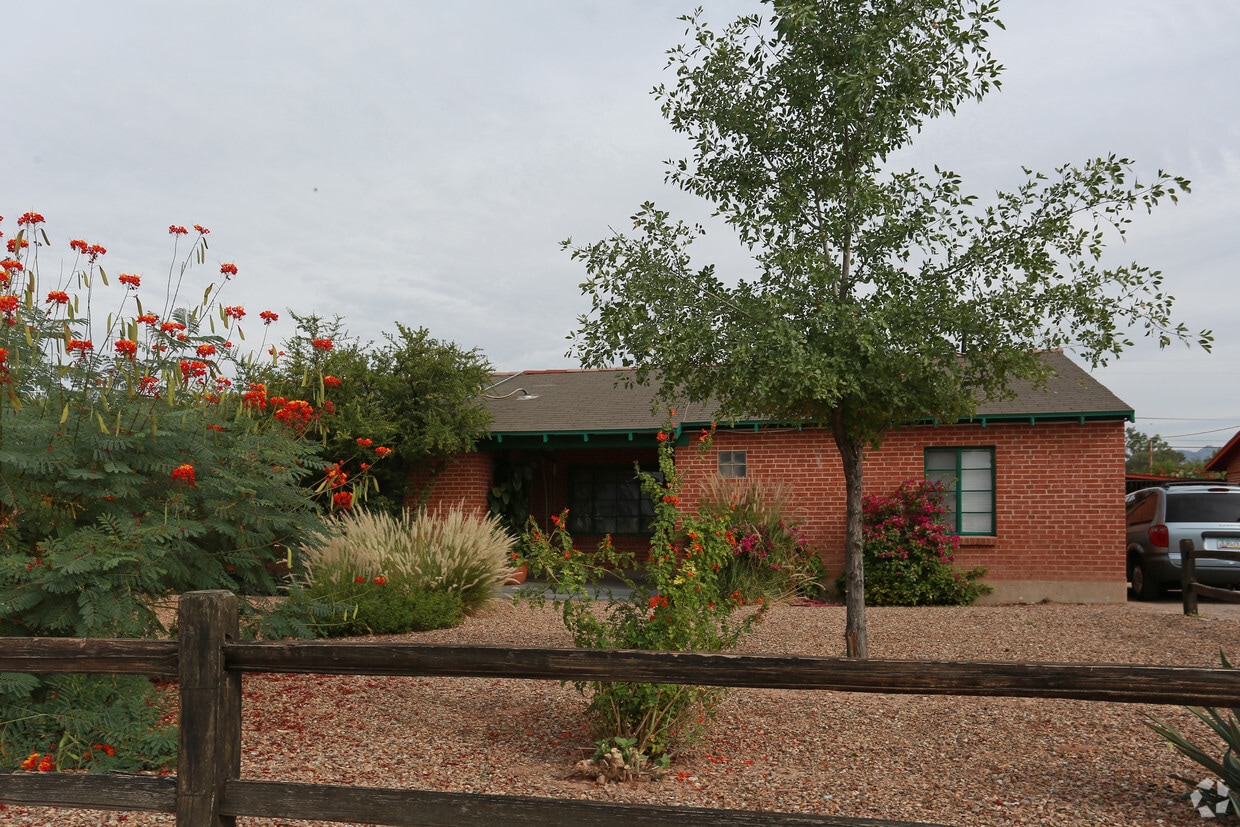Building Photo - 4125-4127 E Brown Way