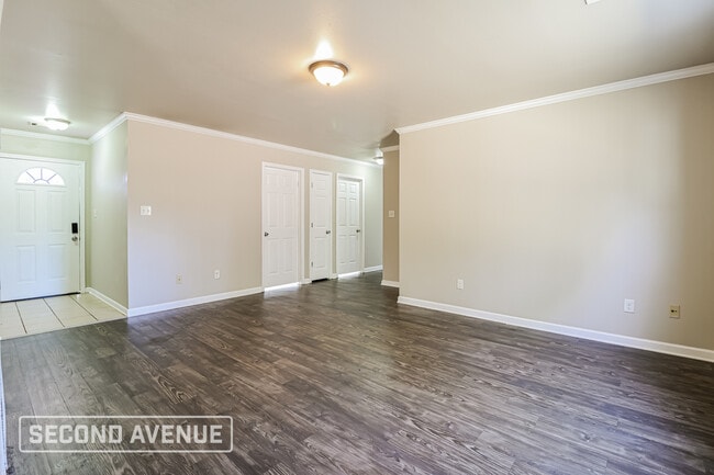 Building Photo - 203 Glenn Oak Dr