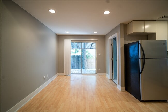 Building Photo - 711 Graham Pl
