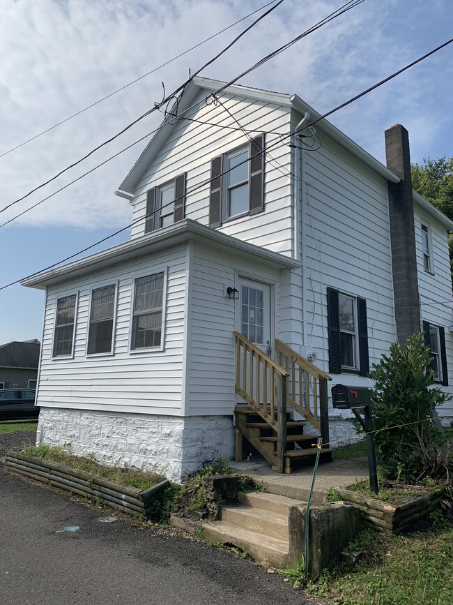 Front Entrance - 851 Foundry St