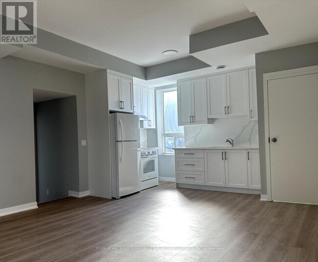 Building Photo - 9 Wellington St E