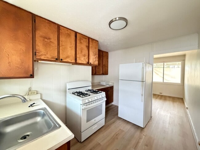 Building Photo - Island Living in the Heart of Waikiki – 2 Bed, 1 Bath with Parking!