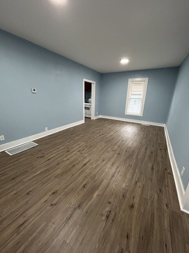 Building Photo - Just Renovated - 3 Bedroom 1 Bath - Large Eat-In Kitchen!