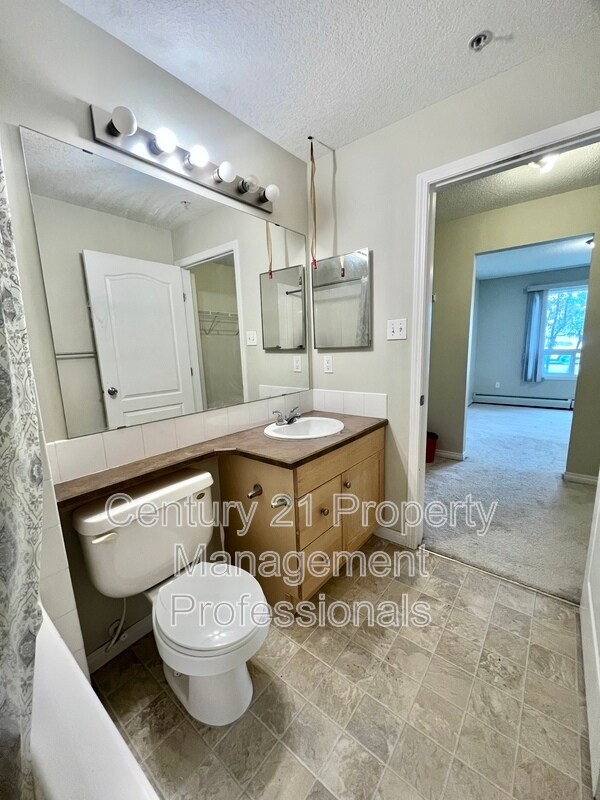 Photo du bâtiment - 7327 Terwillegar Dr S NW