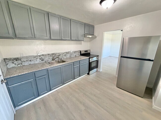 Foto del edificio - 2 bed 1 bath with garage!