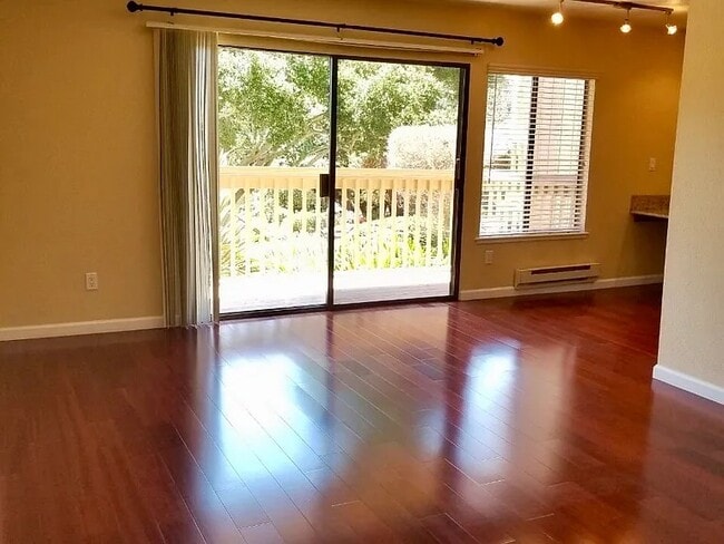 Building Photo - 300 Glenwood Cir