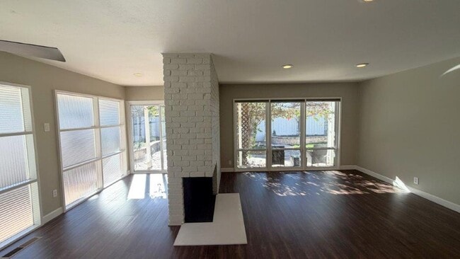 Foto del edificio - Concord, Nicely remolded 3 bedroom, 3 bathroom home w/ 2 car garage and Tesla solar system