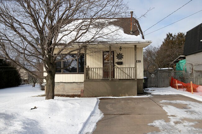 Photo du bâtiment - 2.5 Bed / 1 Bath Home in Sault Ste. Marie, ON – $2,250/month + Utilities