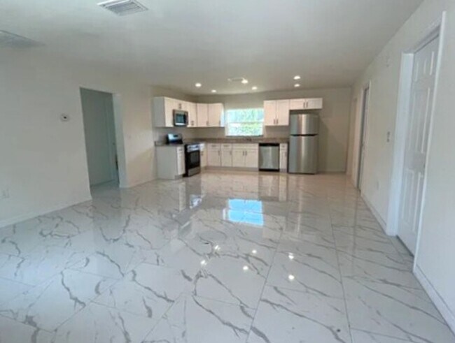 Foto del edificio - MOVE IN READY-NEWER CONSTRUCTION 3/2 LEHIG...