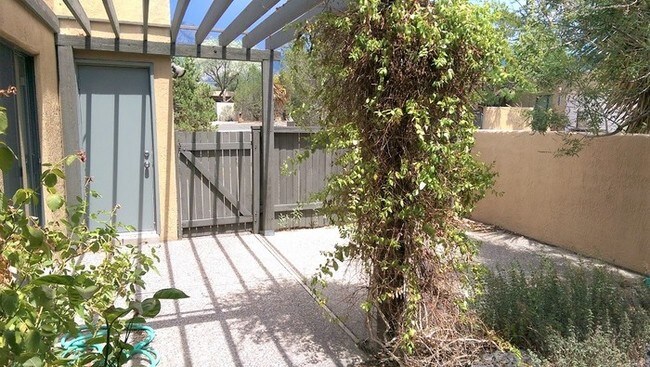Building Photo - Wonderful Sandia Heights location!