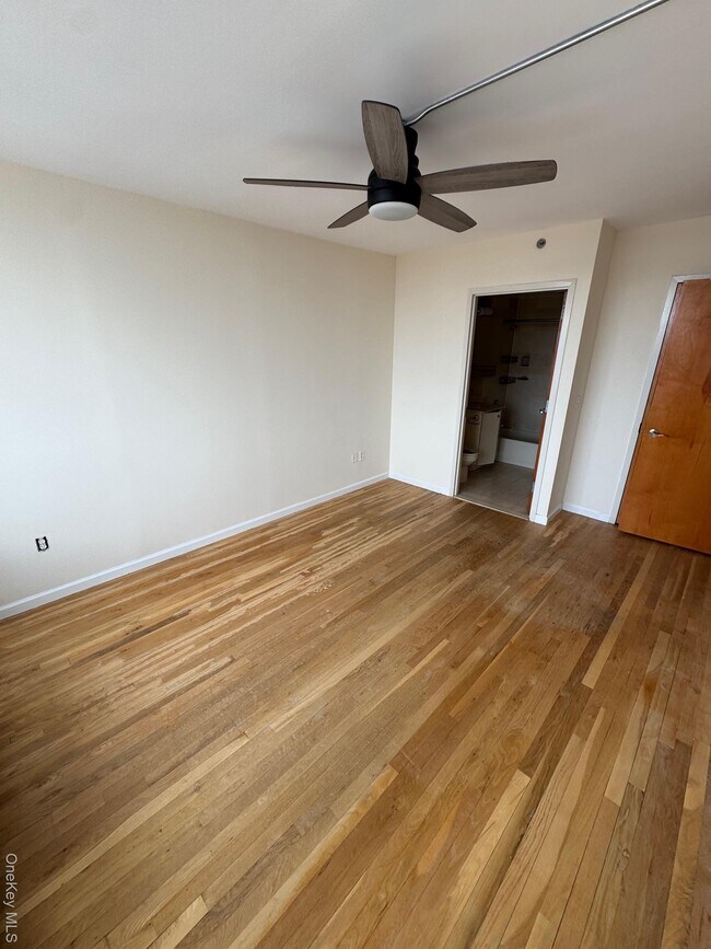 Foto del edificio - 116-24 Grosvenor Ln