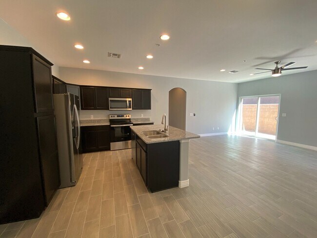 Building Photo - 3 Bedroom 2 Bathroom Duplex