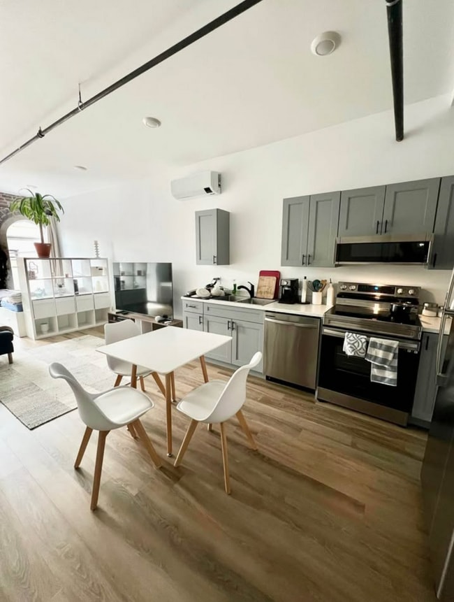 Building Photo - Renovated Studio Apartment Available June 1st