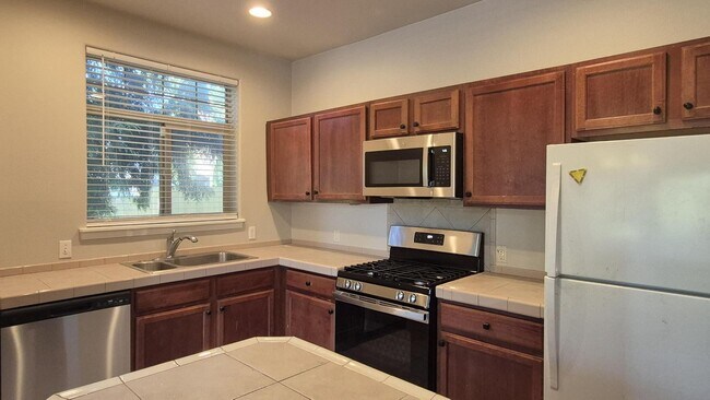 Building Photo - Edgefield Town Home Just steps away from McMenamins Edgefield, and Old Town Troutdale