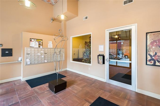 Building Photo - 321 W 7th St