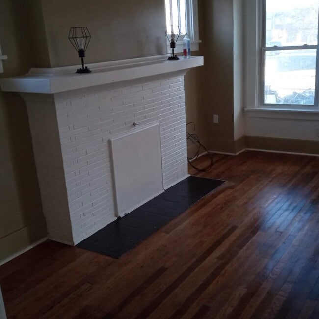 Building Photo - 1928 Gladstone St