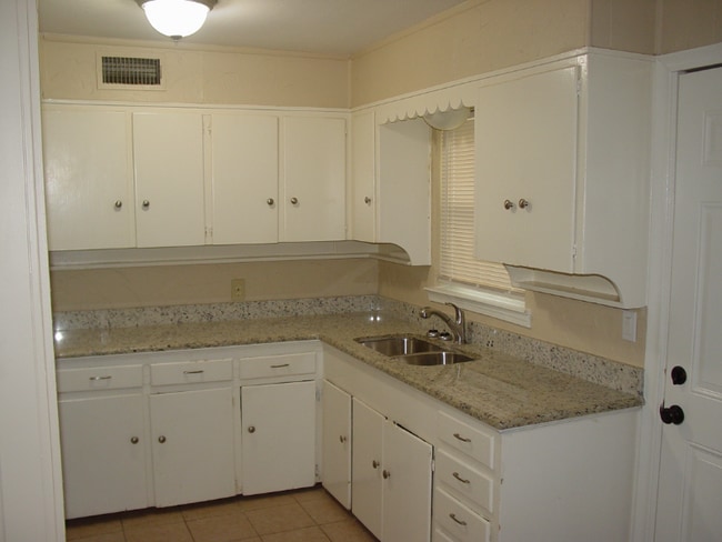 Building Photo - 1805 N Pl