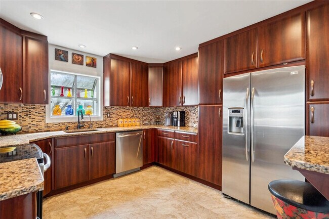Foto del edificio - Don't miss out on this charming Syosset home!