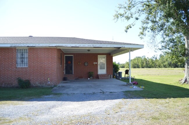 Building Photo - Spacious 3 bedroom 2 bath