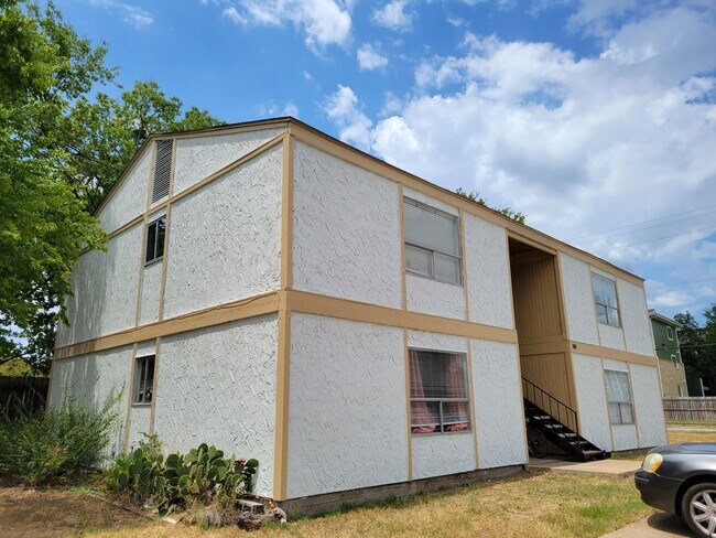 Building Photo - Bryan - Northgate Area - 2 Bedroom 1 Bath! Northgate area