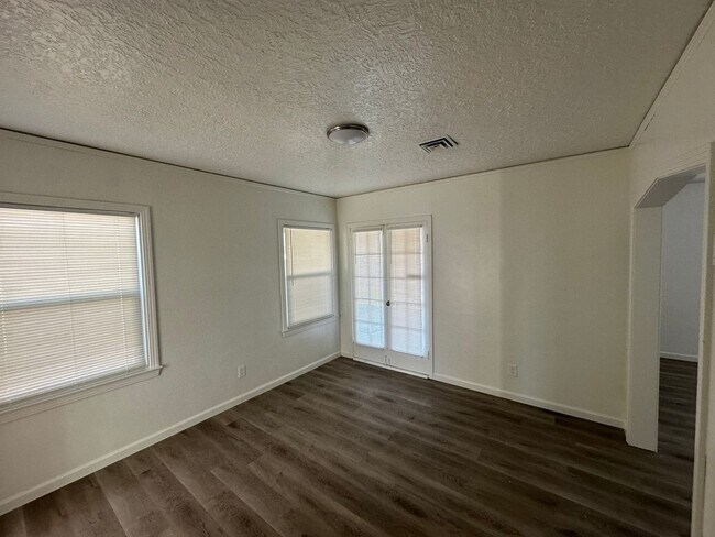 Foto del edificio - Available Soon!